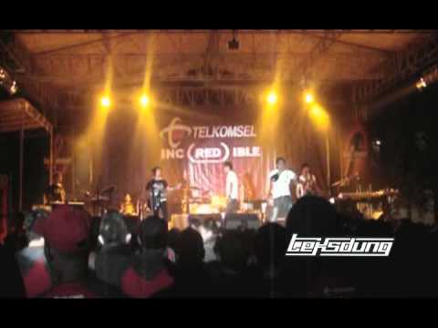 teksdung - Senyum Membawa Luka (Meggi z Cover Studio Version)