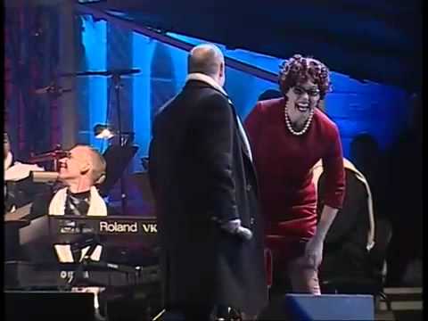 Barry Banks blir överraskad på scen av Astrid Höök på O, Helga Natt