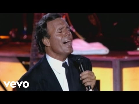 Julio Iglesias encanta a multidão com 'Bamboleo'