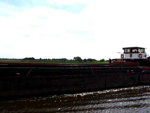 Vorbeifahrt Binnenschiff Britta - GMS - 04022180 am Schreibpegel Reithörne auf der Hunte