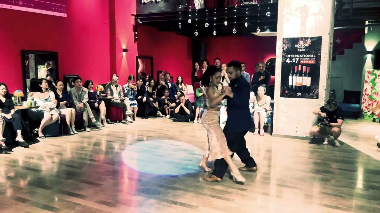 Jonathan Saavedra y Clarisa Aragon - Intimas at Shanghai