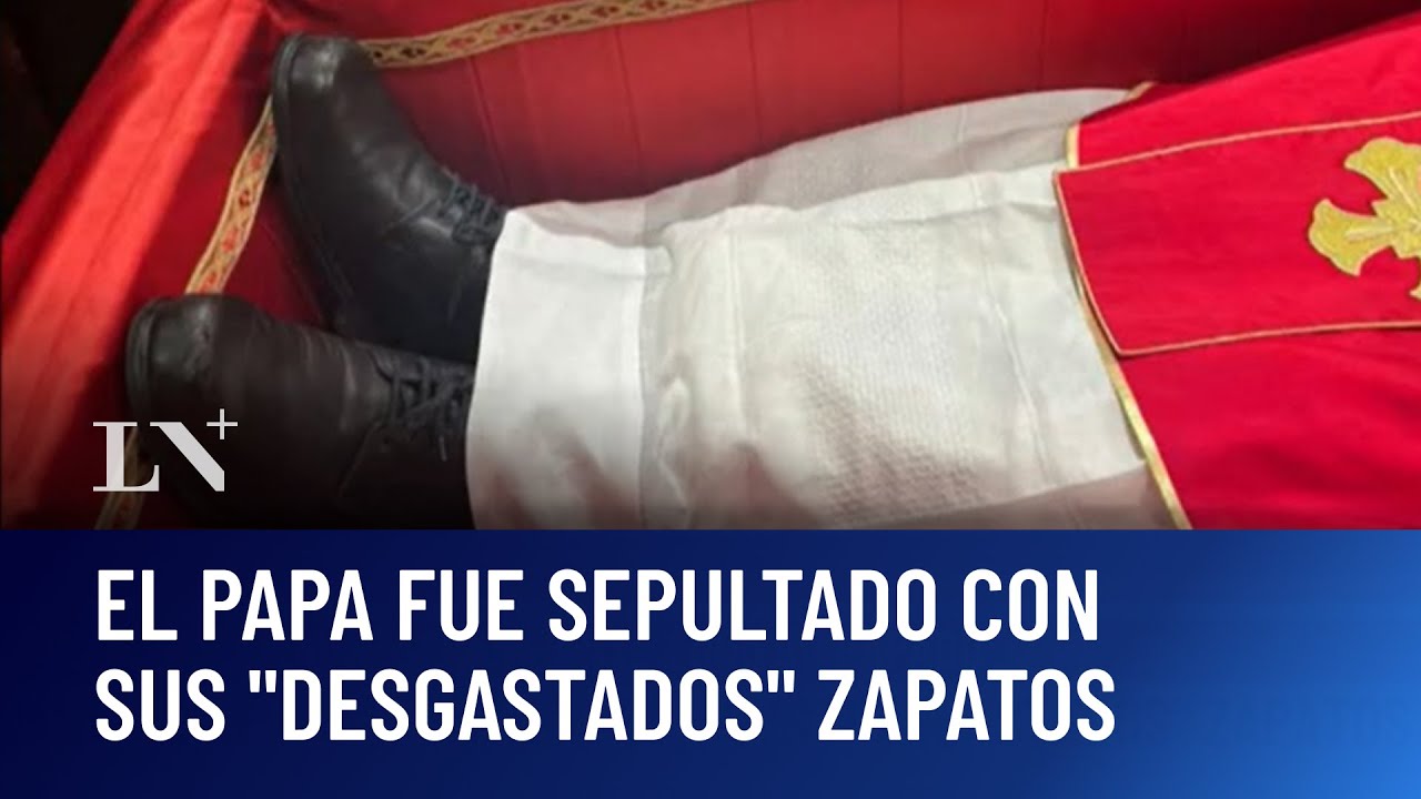 Francisco fue sepultado con sus "desgastados" zapatos