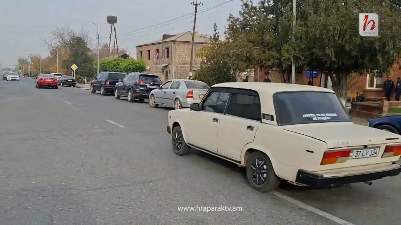 14/40 ընտրատեղամասի դիմաց մեքենաների կուտակում է