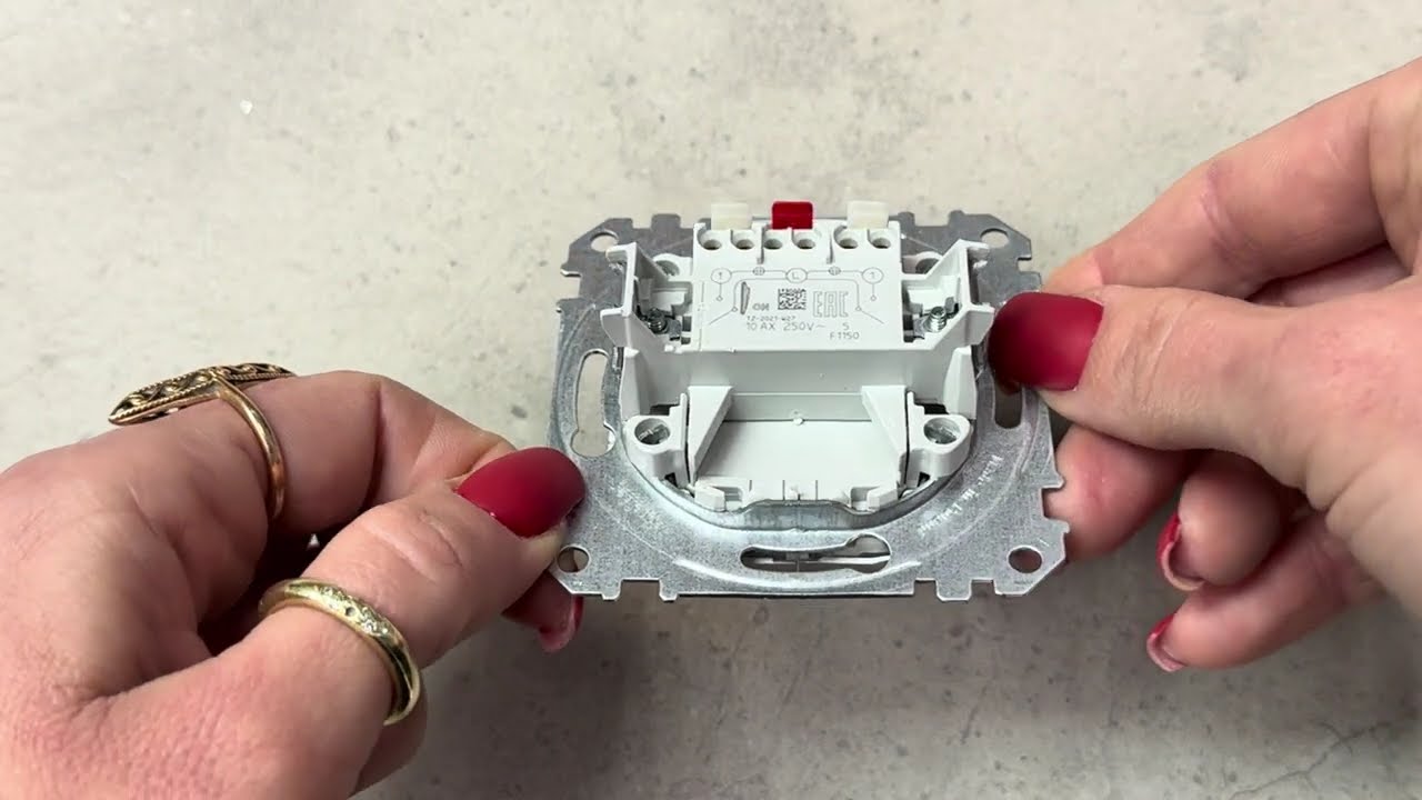 Двоклавішний вимикач з синьою підсвіткою SCHNEIDER Sedna Design алюміній SDD113105L