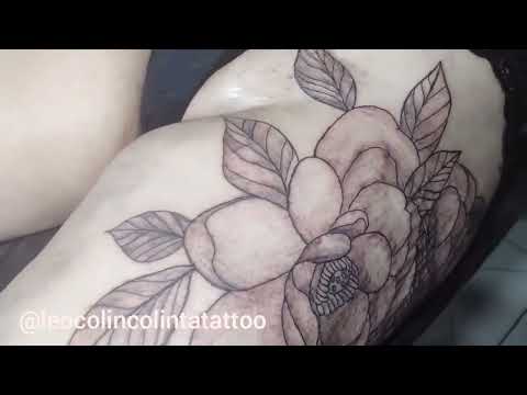 Tatuagem floral linhas finas Whip Shading tattoo Leo Colin Tattoo floral