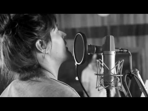 Samuca e a Selva feat. Filipe Catto - Viver de Amor (Official Music Video)