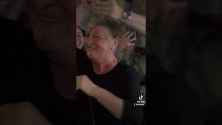 סבתא שמחה רוקדת עם חיילים (הערוץ של היוצר אליסף עמר) - התמונה מוצגת ישירות מתוך אתר האינטרנט יוטיוב. זכויות היוצרים בתמונה שייכות ליוצרה. קישור קרדיט למקור התוכן נמצא בתוך דף הסרטון