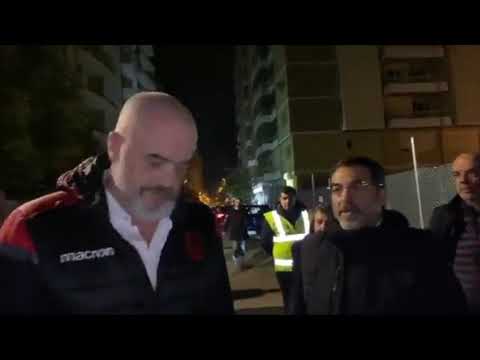 “Po bëj ndonjë gjë për ato letrat”, Dako shfaqet krah Ramës, kamera ERTV fiket direkt
