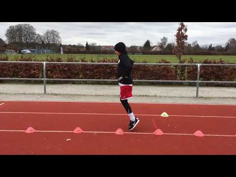 U14 fodboldspiller Selim fra Ishøj IF træner tåhop løbeteknikøvelse