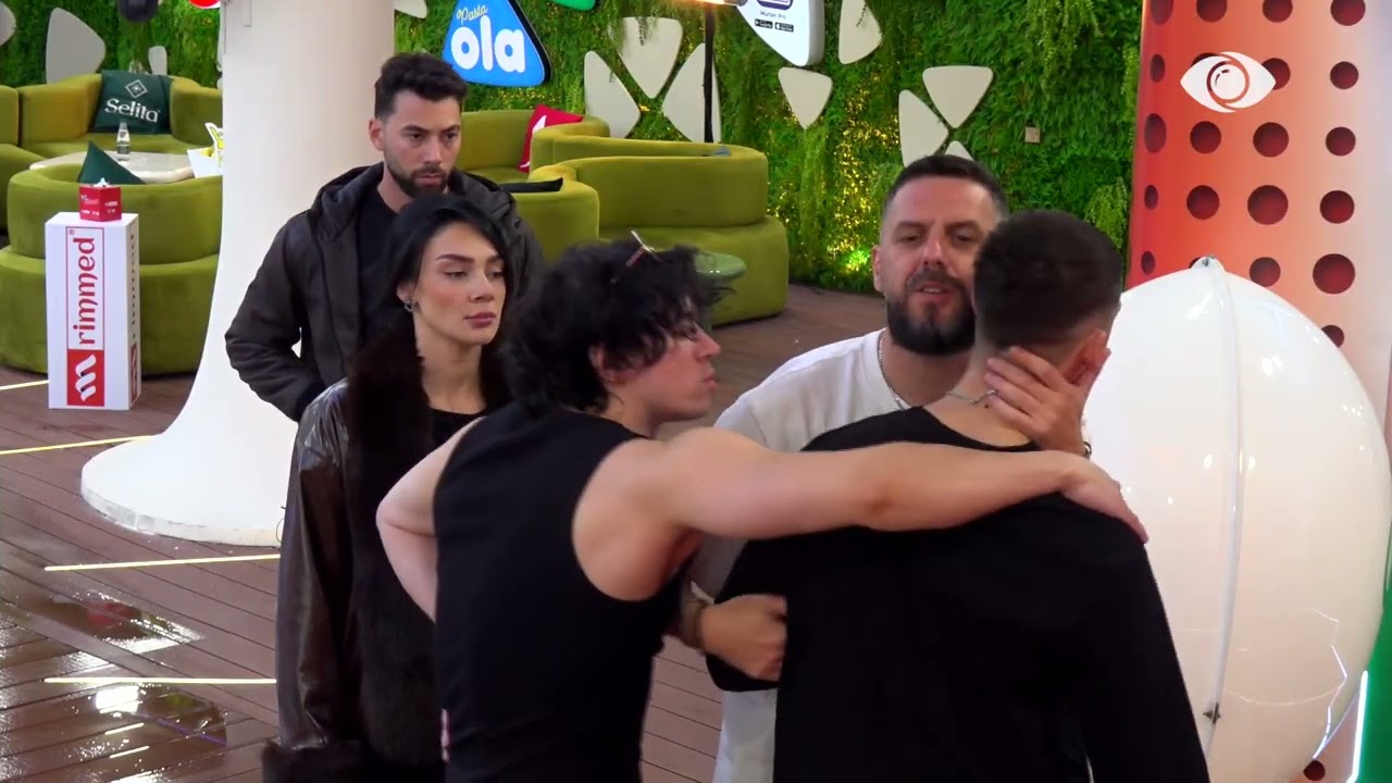 Gimbo 'shpërthen' në lot pas debatit me Rogertin, banorët e qetësojnë