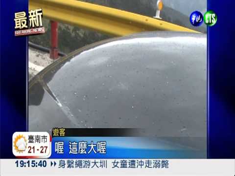 合歡山降春雪! 遊客興奮接冰雹