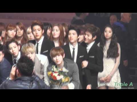 111230 [FANCAM] Woohyun  throw heart + Other Artist @ Encore KBS Gayo Daechukjae