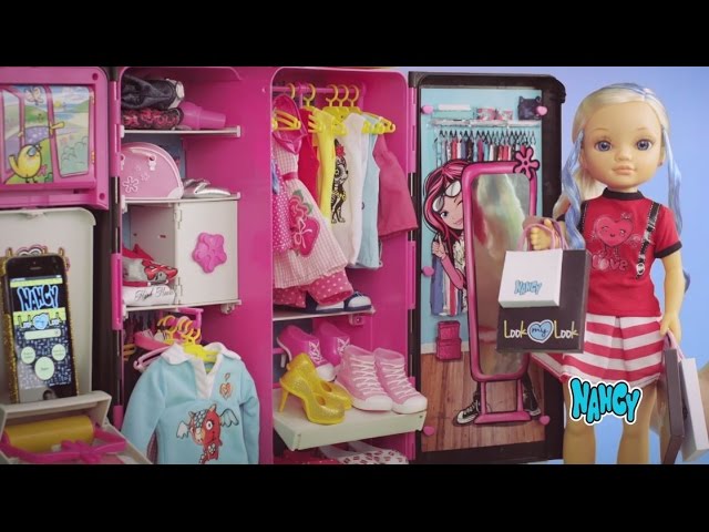 Vídeo relacionado con Nancy - Vestidor de Looks, Armario para muñeca glamuroso, 8 Prendas de Ropa y 8 Accesorios, Zapatos de Juguete, Set de Pegatinas para Personalizar, niños y niñas Desde 3 años, Famosa (NAC48000)