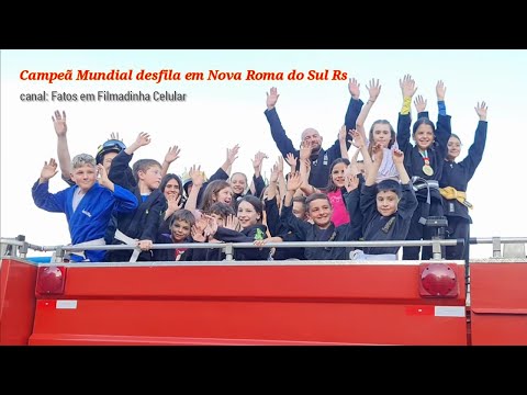 Campeã Mundial desfila em avenida de Nova Roma do Su RS.