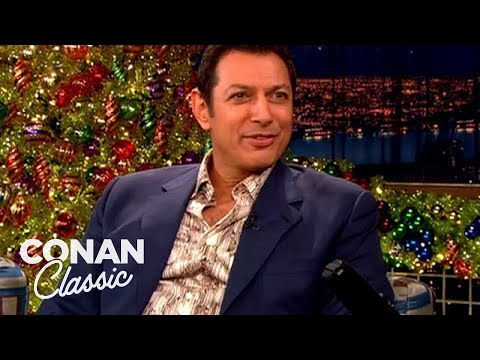 傑夫-高布倫的臥底童年聖誕節--"深夜與柯南-奧布萊恩"。 (Jeff Goldblum's Undercover Childhood Christmases - "Late Night With Conan O'Brien")
