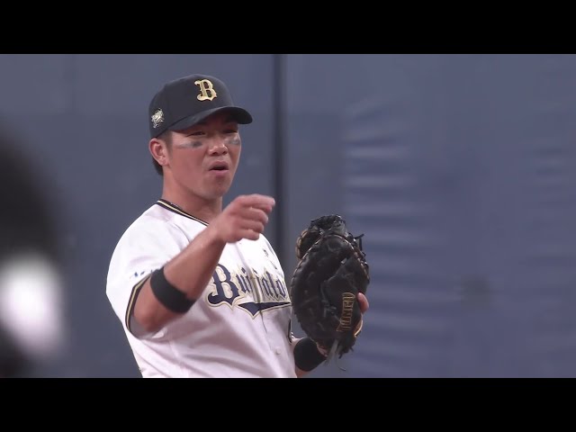 【4回表】先輩後輩の絆!! バファローズ・頓宮裕真 一二塁間の打球を華麗に処理する!! 2025年5月20日 オリックス・バファローズ 対 千葉ロッテマリーンズ
