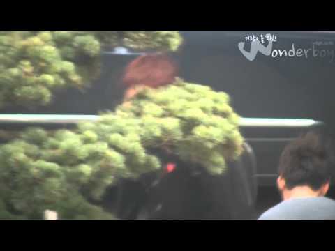 [FANCAM] #3 KiGwang Greeted BigBang members - Leaving Inkigayo 11.04.10