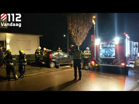 Automobilist botst tegen boom in Kerkdriel