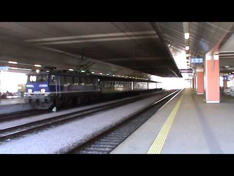 EP09 z TLK Cegielski odjeżdża ze stacji Kraków Główny