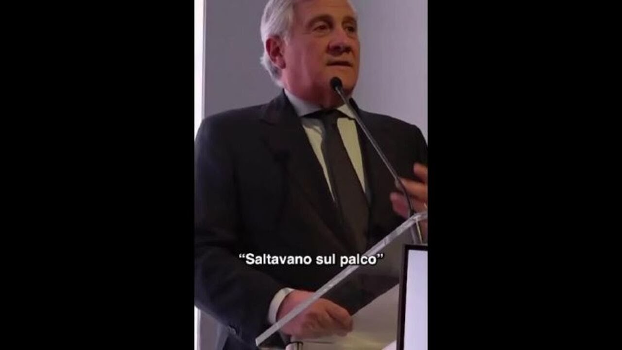 Faccio politica, mica lo "Schiattamuorto", Tajani risponde alle critiche per i salti su palco Napoli