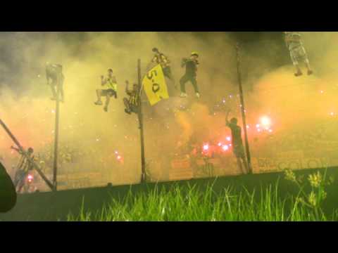 "Recibimiento Hinchada Peñarol - Clásico Copa Antel 2015" Barra: Barra Amsterdam &bull; Club: Peñarol