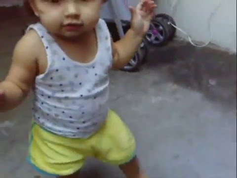 Isabella dando os primeiros passos