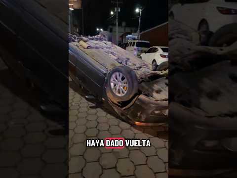 Accidente en la Esperanza, Quetzaltenango, un vehículo volcó, sólo daños materiales, Guatemala.