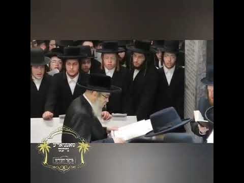 Satmar Rebbe R' Aharon Davening At The Tziyun Of His Uncle The Divrei Yoel -  26 Av 5781