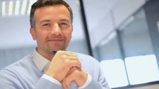 Video-Thumbnail von Werbespot: zufrieden lächelnder Energiemanager schaut dem Betrachter entgegen