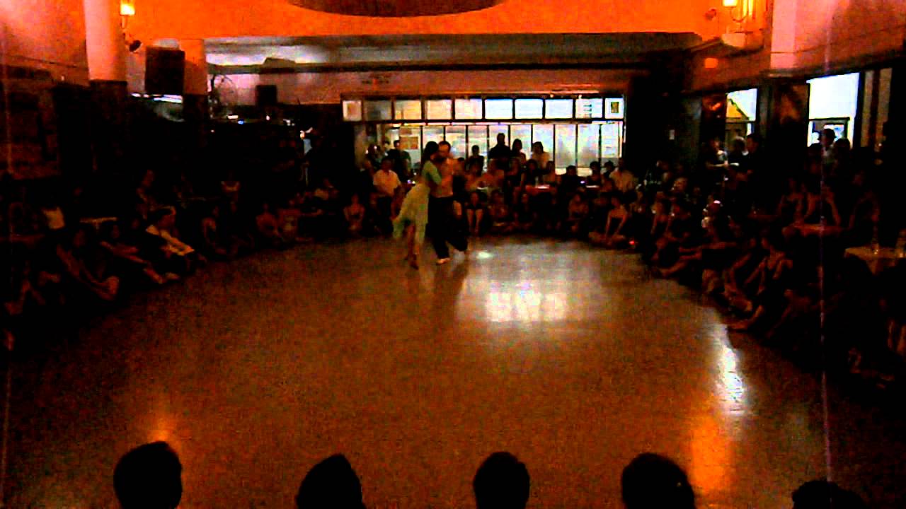 Natasha Lewinger y Pablo Rodriguez (2) en El Motivo Tango