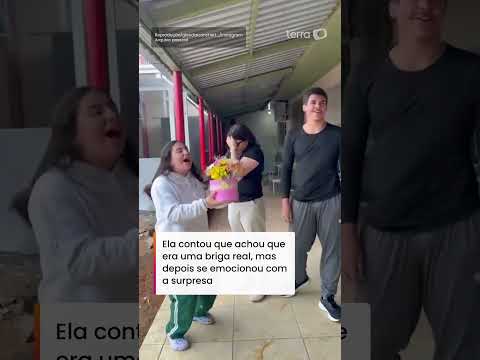 Alunos encenam briga na escola e surpreendem diretora com homenagem #shorts