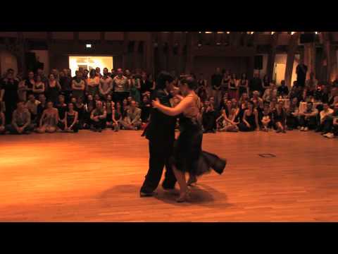 Fernando Sanchez  and  Ariadna Naveira  are  dancing  to  the  tango  "  Qué me van a hablar de amor  "  in  2013