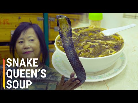 香港の「蛇の女王」が捕まえて蛇スープを作る (Hong Kong’s ‘Snake Queen’ Catches and Makes Snake Soup)