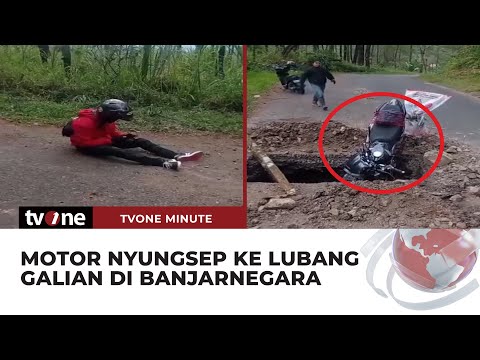 Diduga Rambu Perbaikan Jalan Tak Terlihat, Motor Jatuh ke Lubang Galian | tvOne Minute