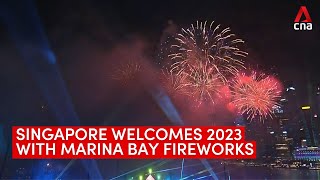 Download lagu Singapore welcomes 2023 with New Year fireworks at... mp3