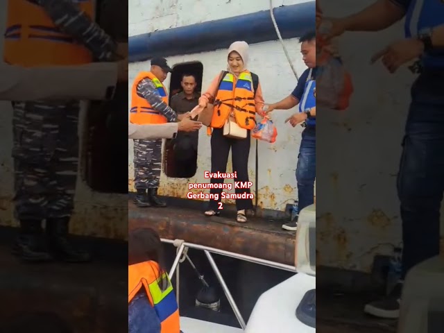 EVAKUASI PENUMPANG KMP GERBANG SAMUDRA 2