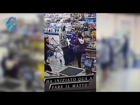 Colpisce una donna sulla testa, poi lancia lattine contro il cassiere del supermercato