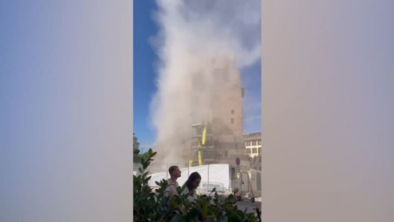 Polvere e detriti, il momento del crollo di parte della Torre dei Conti a Roma