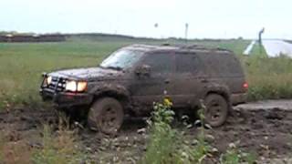 preview picture of video 'Toyota 4Runners mudding'