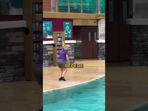 Doza ei de cola a căzut din greșeală în piscină!