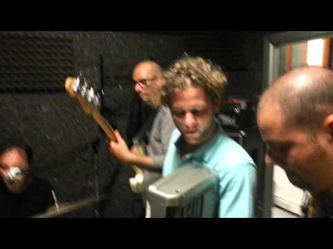 Puppa Giallo coi bredreen in sala prove