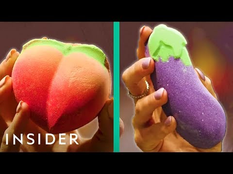 豪華な絵文字バスボムはどうやって作られているのか？ (How Lush Emoji Bath Bombs Are Made | The Making Of)