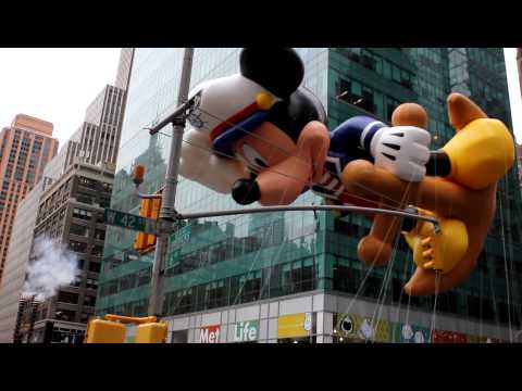 Macy's Thanksgiving Day Parade - Mickey (HD)