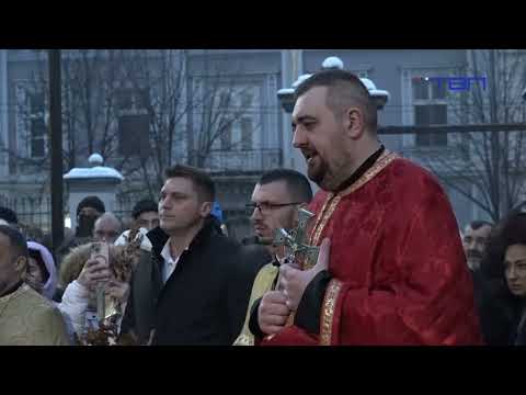 U svim pravoslavnim crkvama u Pančevu održano tradicionalno paljenje badnjaka-TV Pančevo