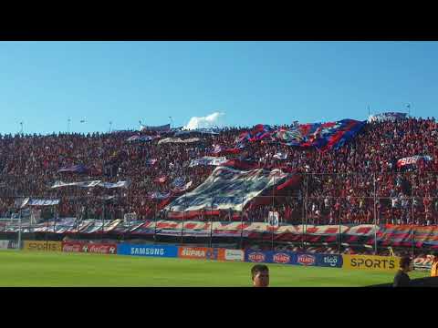 "Recibimiento de la hinchada de Cerro Porteño!! Guarani vs Cerro Porteño" Barra: La Plaza y Comando • Club: Cerro Porteño