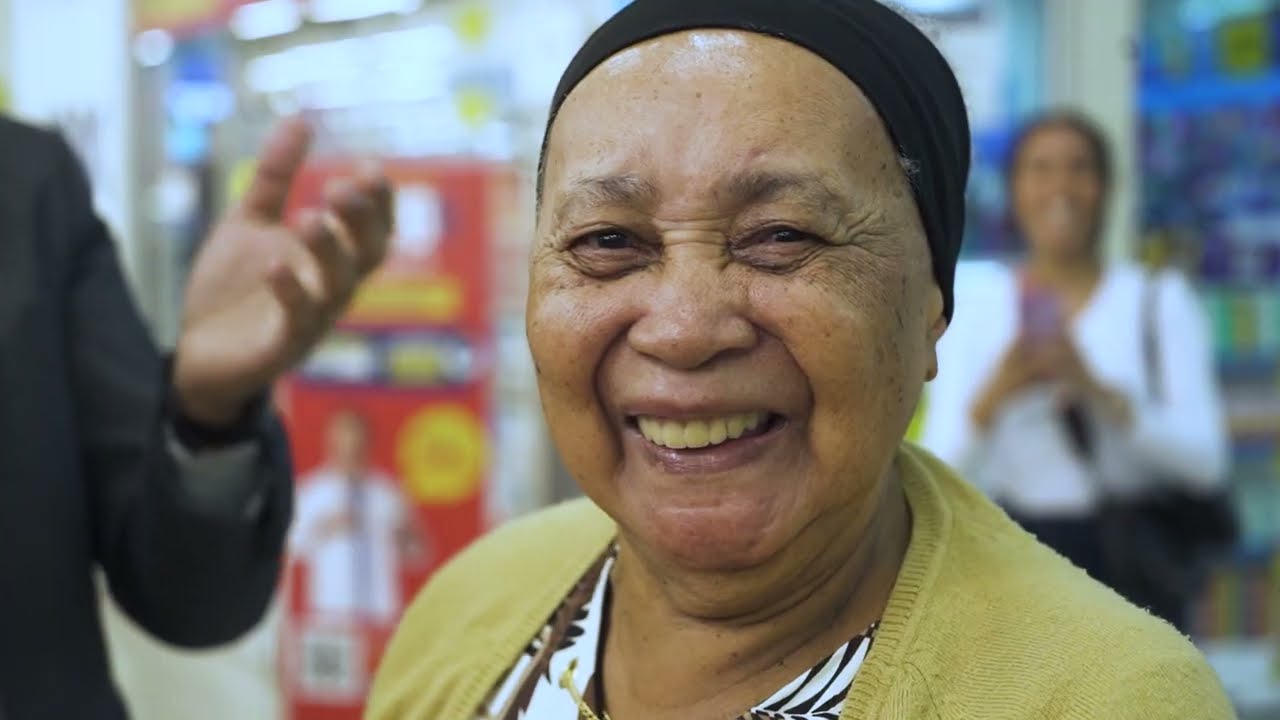 Aniversário em dobro: soprando as velinhas com a Dona Helena.