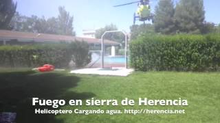 preview picture of video 'Helicópteros anti-incendios cargando agua en Piscina Municipal de Herencia (Ciudad Real)'