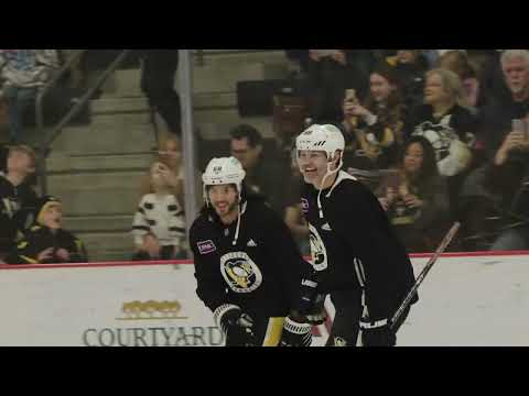 52-year-old Jaromír Jágr jokes with Kris Letang at Penguins practice