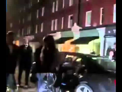 SIENNA MILLER ESTIME QU'ELLE EST "TROP FATIGUÉE POUR SE REBELLER" DEPUIS QU'ELLE EST MAMAN