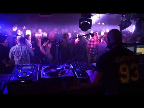 Bart Reeves mixing the gold